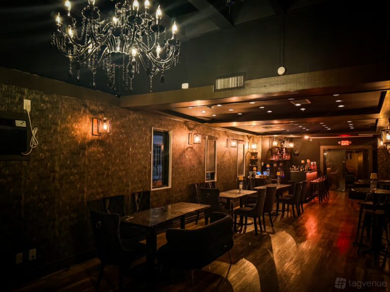 First date bar Houston with intimate speakeasy seating at Simone on Sunset